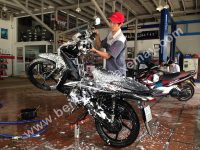Vận hành ben xe máy không gài để rửa xe