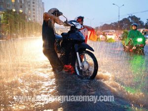 cach-khac-phuc-xe-may-bi-ngap-nuoc (3)